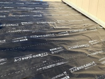 シングル材とカラーベストのハイブリットだった屋根の上から粘着ルーフィングを貼ります。