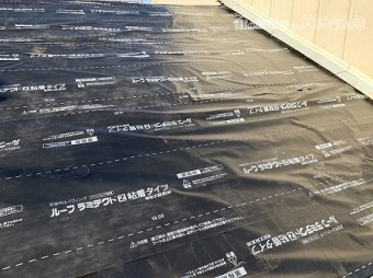 シングル材とカラーベストのハイブリットだった屋根の上から粘着ルーフィングを貼ります。
