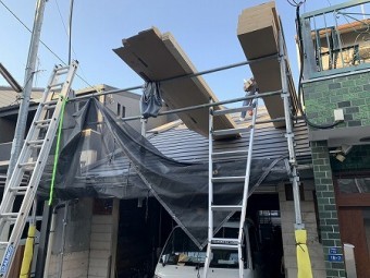 スーパーガルテクトをケースごと屋根に揚げます。