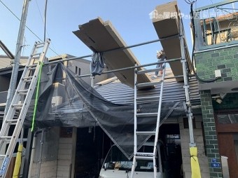 スーパーガルテクトをケースごと屋根に揚げます。