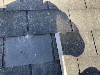 ズリッターという特殊工具を使用して、釘を抜きます。