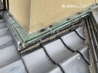 雨漏りがしたのか、大量のコーキングが塗られています。