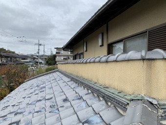 ベランダの上の笠木瓦がかなりズレていますね。