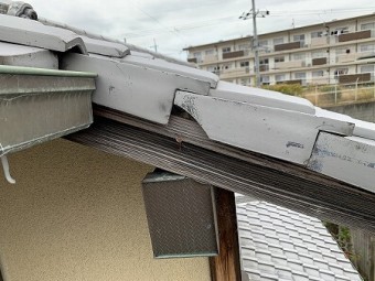 袖瓦の垂れ部分が割れています。