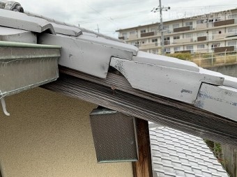 袖瓦の垂れ部分が割れています。