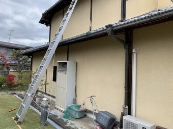 銅製の樋ですので、梯子を掛ける時は慎重にしなければ凹んでしまいます。