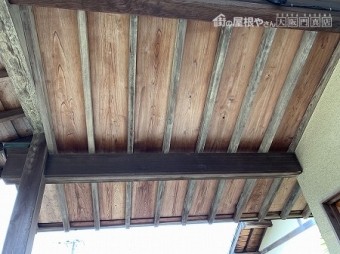 玄関屋根の野地は化粧野地ですので、施工は注意しなければなりません。