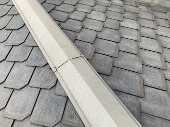棟包板金を留めつけている釘が浮いています。