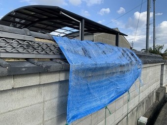 塀瓦のノシ瓦が外れてしまっています。