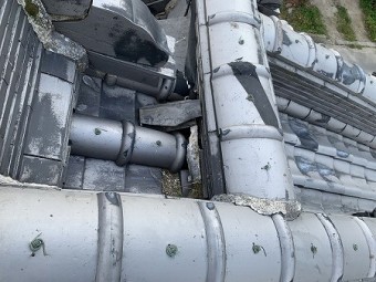 降棟と本棟の取り合い部に崩れたノシ瓦や漆喰が溜まっています。