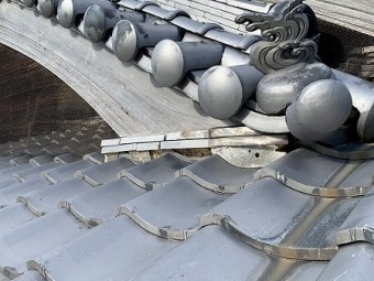 入母屋の破風下の面戸漆喰が剥がれています。