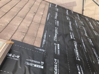 粘着タイプの屋根下葺材「ルーフラミテクト」を貼ります。