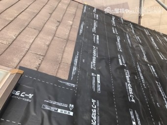 粘着タイプの屋根下葺材「ルーフラミテクト」を貼ります。