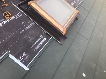 トップライト廻りも板金を加工して雨仕舞します。