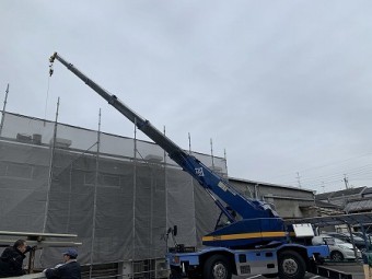 10トンラフターで屋根まで一気に揚げます。
