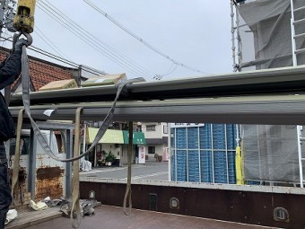 数枚ずつ、バンドで縛ってレッカーで荷揚します。