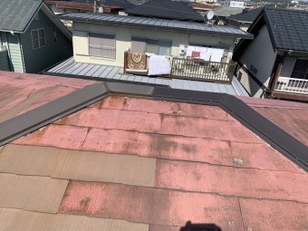 本棟の棟包板金が交換されていますね。