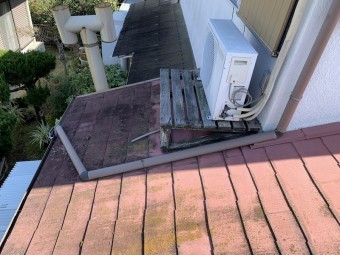 屋根上にクーラーの室外機が乗ってますので移動が必要です。