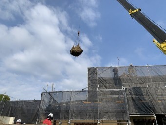大きな屋根ですので、レッカーで吊り上げて瓦、土を下ろします。