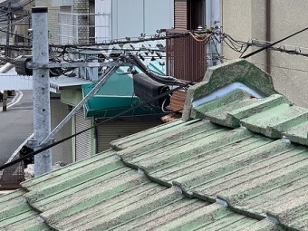 厚型スレート瓦にズレが見られます。