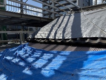 屋根シートが掛かった状態です。