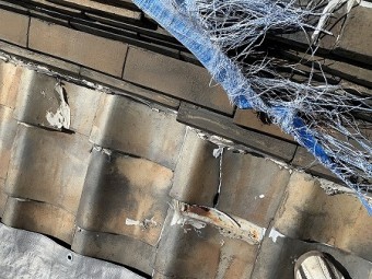 棟下の瓦もズレています。