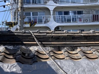 棟瓦に漆喰がべったり