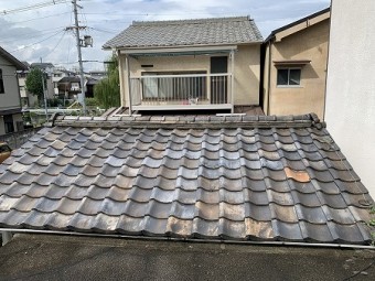 離れのいぶし瓦屋根です。