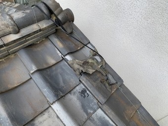 ケラバ瓦が凍害で割れています。