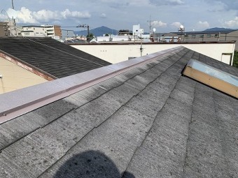 天窓付きのカラーベスト屋根です。