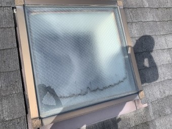 天窓からの雨漏りは良く見られます。