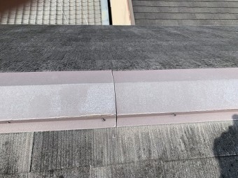棟包板金の釘が浮いています。