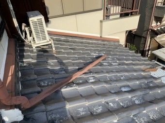 呼び樋が飛散して先がありません。