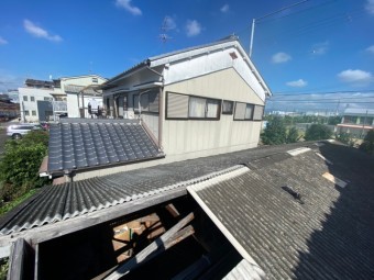波型スレートの修理に取り掛かります。