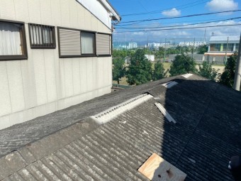 スレートの棟も飛散していました。