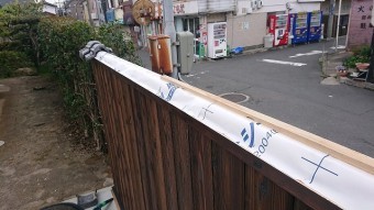 塀上に下地木を取り付けて行きます。