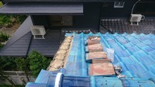 一旦、袖瓦を外して、葺き直します。