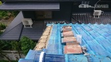 一旦、袖瓦を外して、葺き直します。