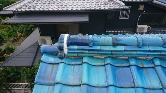 ノシ瓦を積み直し、新しい丸瓦で補修しました。