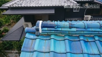 ノシ瓦を積み直し、新しい丸瓦で補修しました。