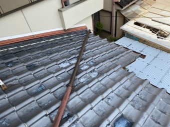 竪樋を継手で繋いで補修します。