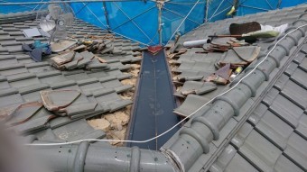 ガルバリウム鋼板製の谷板金を取り付けます。