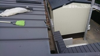落ち葉を清掃していきます。