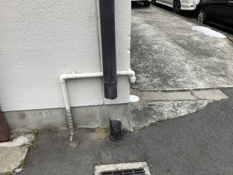 竪樋が完全に割れてしまっています。