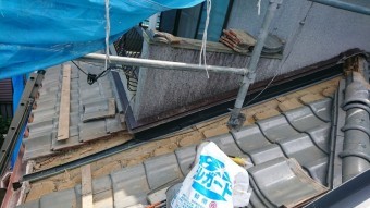 軒先まで雨水を流してやる捨て板金を取り付けます。