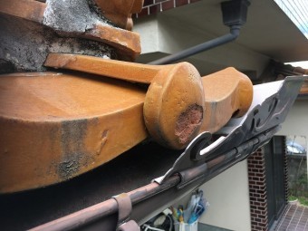 現状屋根凍てが原因で割れている