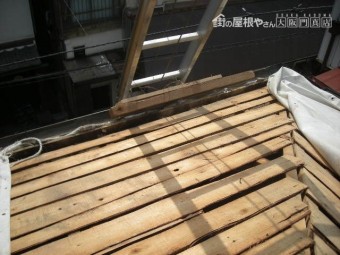 既存屋根瓦解体後