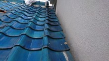 ケラバ側の袖瓦がズレております。