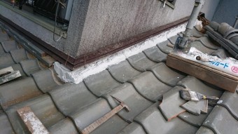 南蛮漆喰でノシ瓦を積んで行きます。