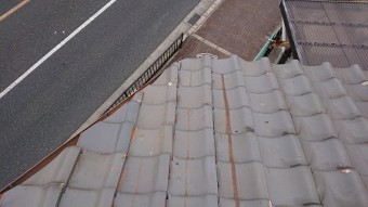 斜めの軒部分の割れ瓦も交換しました。